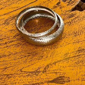 2 BEAUTIFUL SILVER TONE BANGLES ❤️